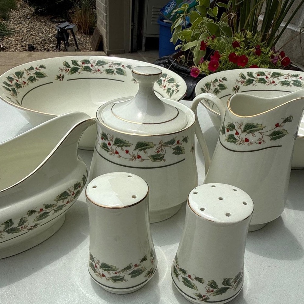 Holly Traditions Christmas Porcelain Serving‎ Set 7pc Bowls Gravy Sugar Creamer